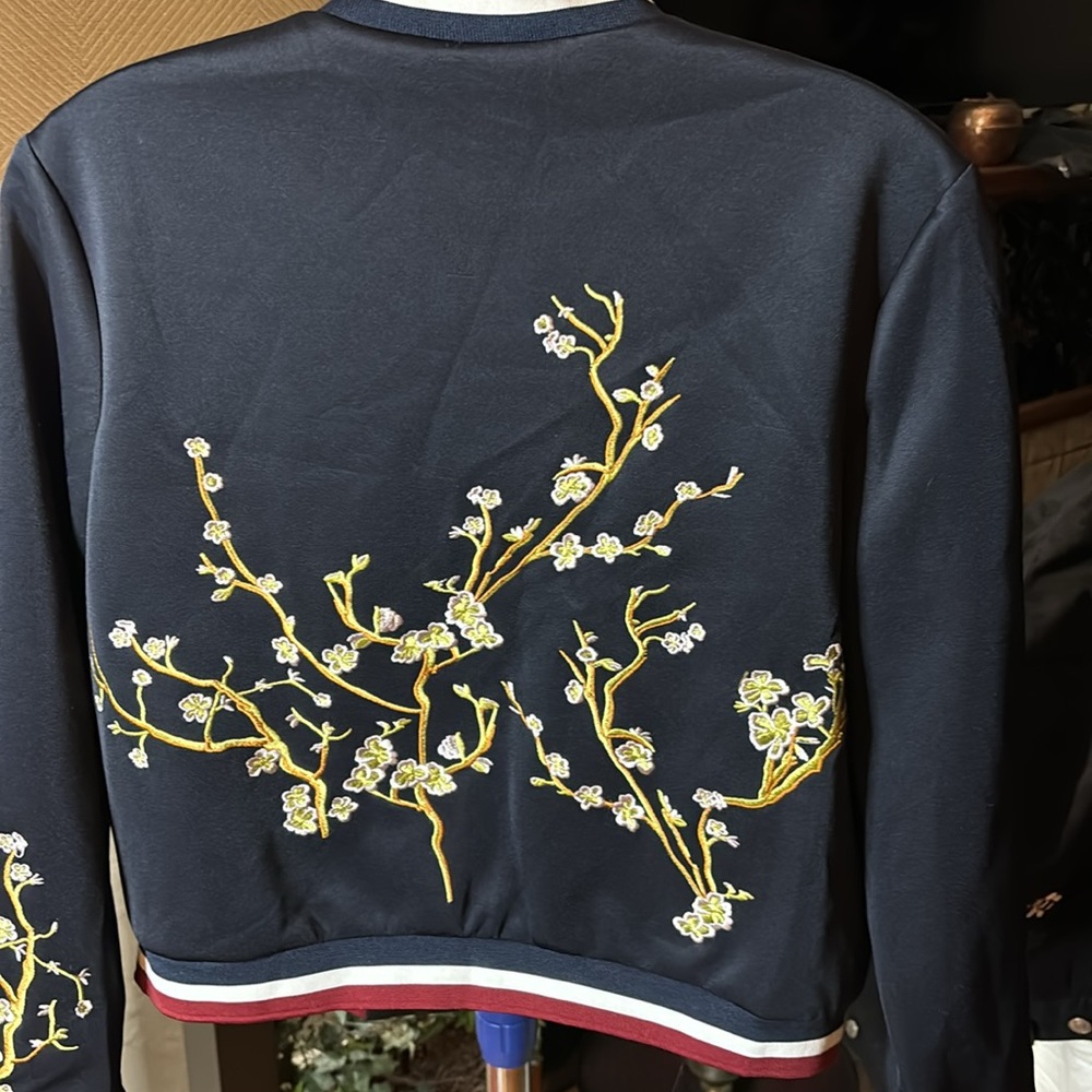 NWT Holly Bracken navy blue bomber with a cherry blossom design, size small - Picture 4 of 6
